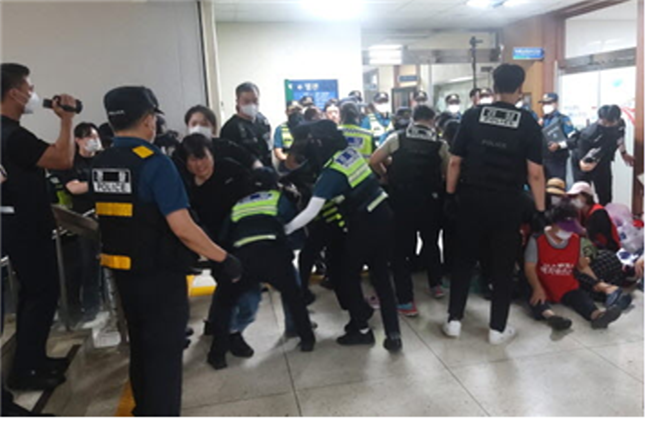홍천경찰서, 군수 건배사진 찾으려 언론사 압수수색