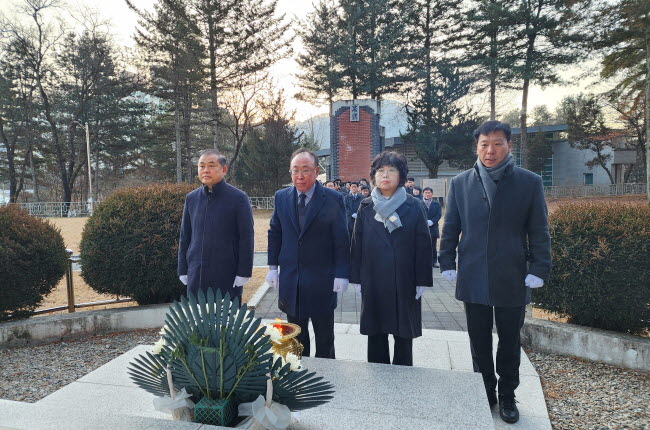 홍천군의회, 2026년 새해 충혼탑 참배
