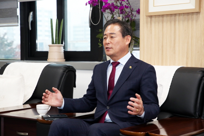신영재 군수, 민선 9기 취임식 없이 군정업무 착수
