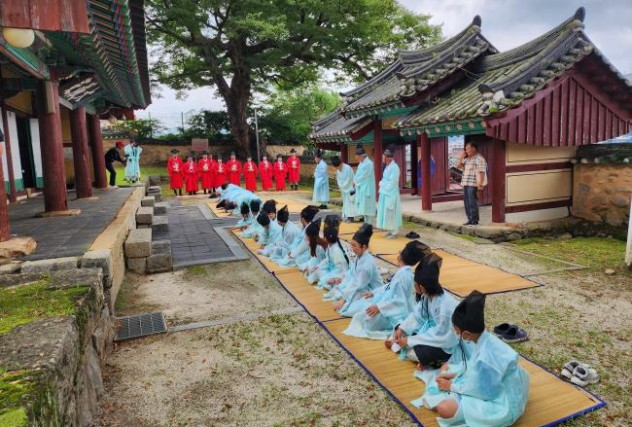홍천군의회 의원들, 당선의원 취임 고유례 참석
