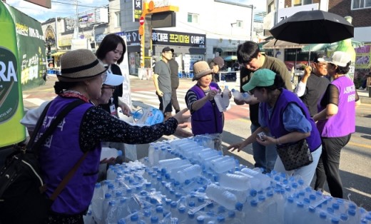 자원봉사센터, 맥주축제서 얼음물 2,000개 나눔