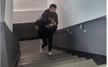  홍천군 복지, 2층에서 1층으로 내려오라