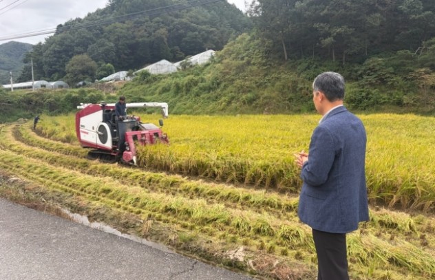 내촌농협, 건강 악화 조합원 벼 수확 지원