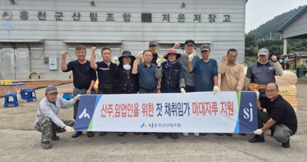 홍천군산림조합, 잣 생산 임가에 마대자루 2천장 지원