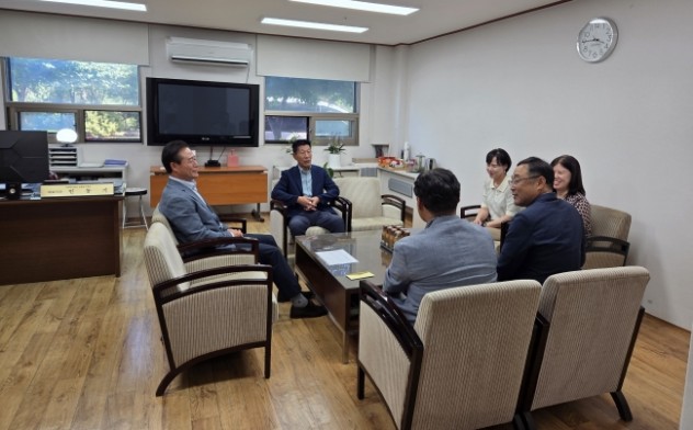 신영재 군수, 추석 명절 맞아 남향원 찾아 격려